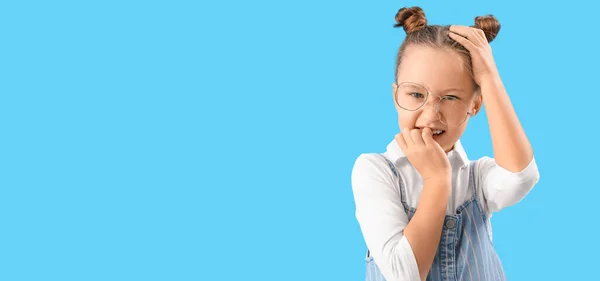 Klein Meisje Bijten Nagels Blauwe Achtergrond Met Ruimte Voor Tekst — Stockfoto