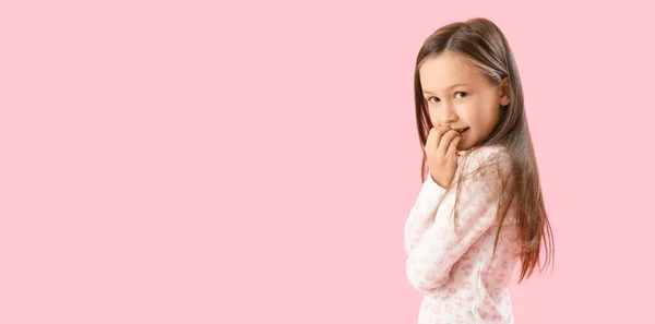 Κοριτσάκι Δαγκώνει Καρφιά Ροζ Φόντο Χώρο Για Κείμενο — Φωτογραφία Αρχείου