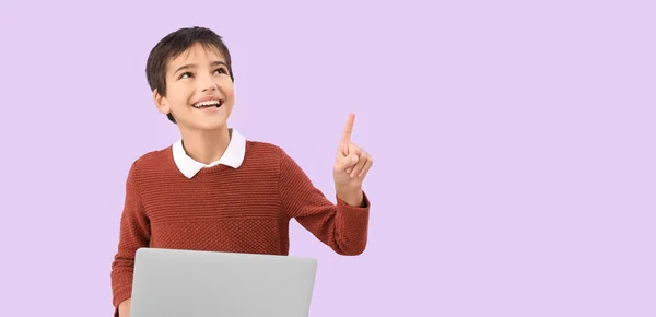 Kleine Jongen Met Laptop Wijst Naar Iets Lila Achtergrond Met — Stockfoto