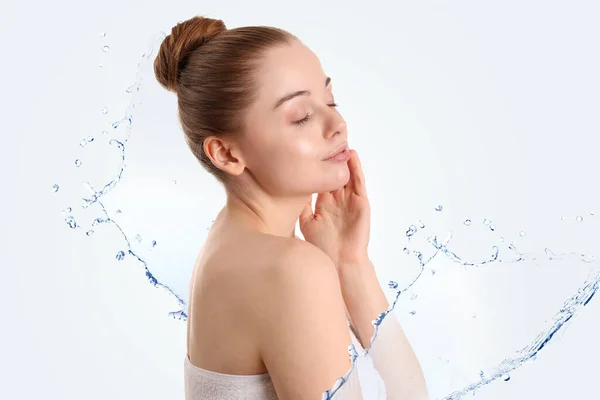 Mujer Joven Bonita Salpicadura Agua Sobre Fondo Claro Concepto Cosmetología — Foto de Stock