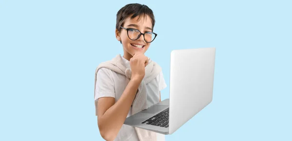 Menino Óculos Usando Laptop Fundo Azul Claro — Fotografia de Stock