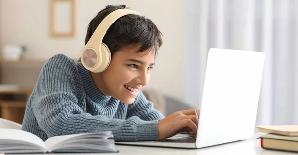 Szczęśliwy Chłopiec Słuchawkach Pomocą Laptopa Domu — Zdjęcie stockowe