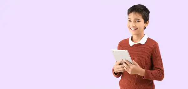 Kleine Jongen Met Tablet Computer Lila Achtergrond Met Ruimte Voor — Stockfoto