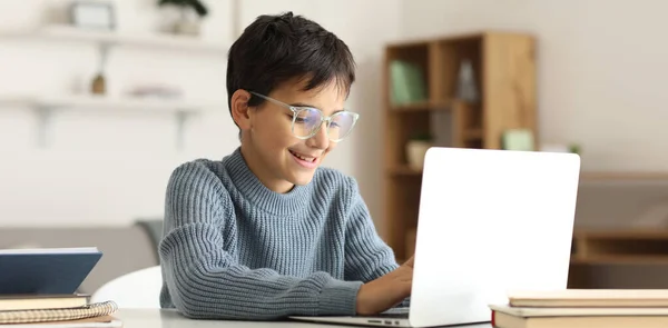 Little Boy Eyeglasses Using Laptop Home — Stockfoto