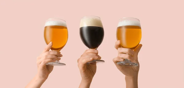Hands Glasses Beer Pink Background — Stock Photo, Image