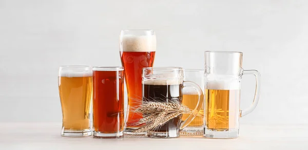 Skleněné Zboží Různých Piv Světlém Pozadí — Stock fotografie