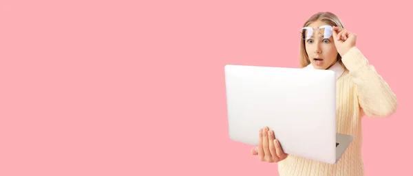 Shocked Little Girl Eyeglasses Using Laptop Pink Background Space Text — Stock Photo, Image