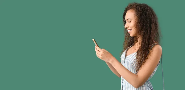 Glimlachende Afro Amerikaanse Vrouw Met Behulp Van Mobiele Telefoon Groene — Stockfoto