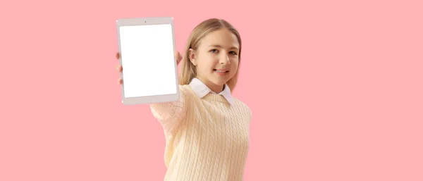 Mała Dziewczynka Tabletem Różowym Tle Baner Projektowania — Zdjęcie stockowe