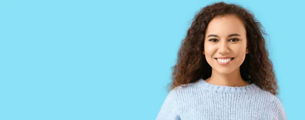 Sorrindo Jovem Mulher Fundo Azul Claro Com Espaço Para Fundo — Fotografia de Stock