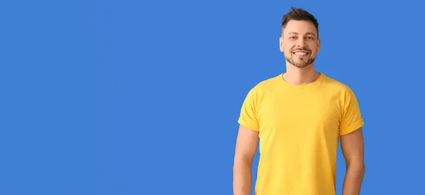 Hombre Sonriente Sobre Fondo Azul Con Espacio Para Texto — Foto de Stock