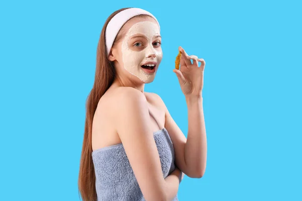Mujer Joven Con Máscara Cúrcuma Aplicada Raíz Sobre Fondo Azul —  Fotos de Stock