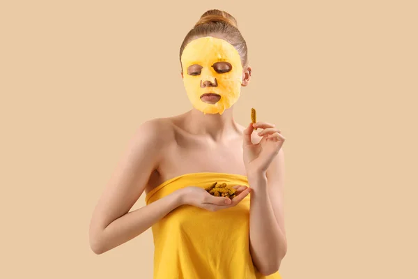 Mujer Joven Con Máscara Lámina Cúrcuma Raíces Sobre Fondo Beige —  Fotos de Stock