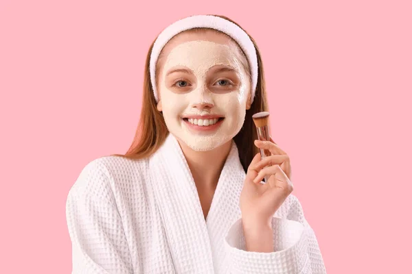 Jovem Mulher Roupão Banho Com Máscara Açafrão Aplicada Escova Fundo — Fotografia de Stock