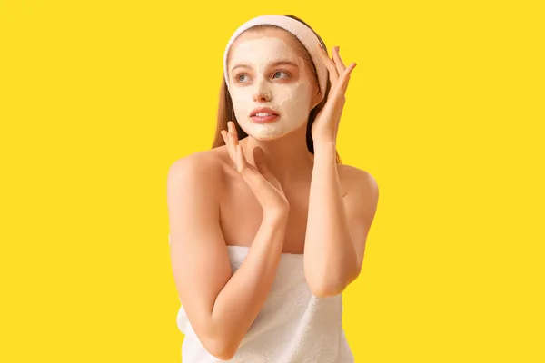 Junge Frau Mit Aufgesetzter Kurkuma Maske Auf Gelbem Hintergrund — Stockfoto