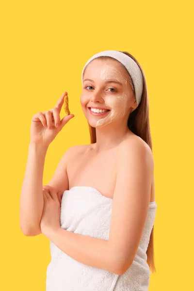 Mujer Joven Con Máscara Cúrcuma Aplicada Raíz Sobre Fondo Amarillo —  Fotos de Stock