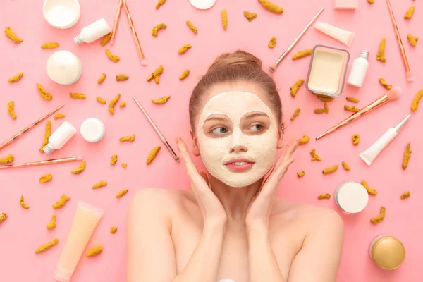 Fiatal Alkalmazott Kurkuma Maszk Gyökerek Kozmetikai Termékek Rózsaszín Alapon — Stock Fotó