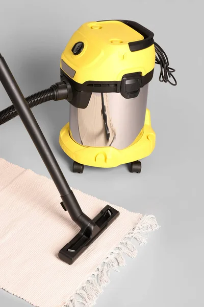 Vacuum Cleaner Rug Grey Background — Stock Photo, Image