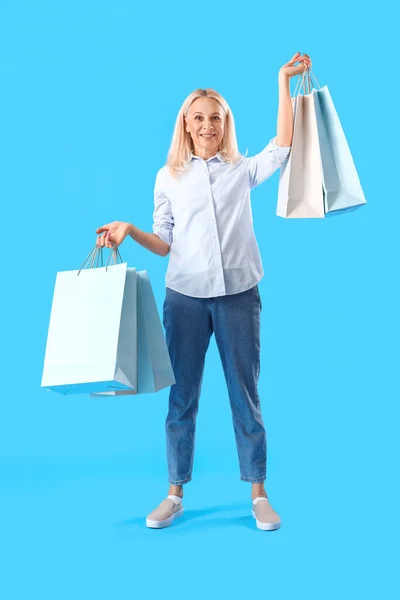 Starší Žena Papírovými Taškami Modrém Pozadí Online Nakupování — Stock fotografie