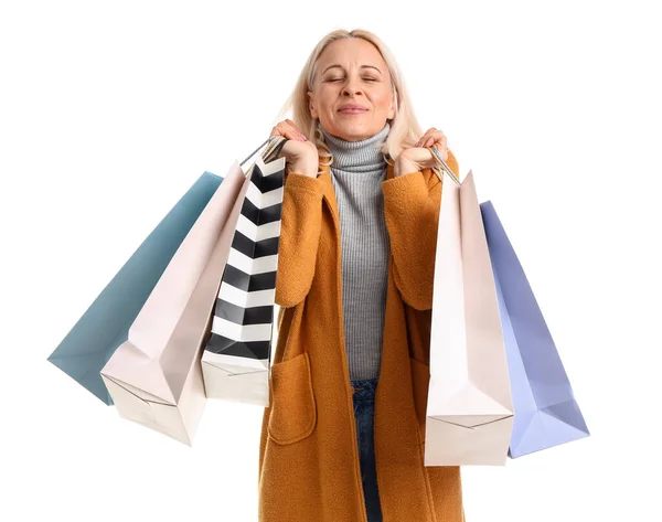 Gelukkig Volwassen Vrouw Met Boodschappentassen Witte Achtergrond — Stockfoto