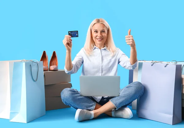 Volwassen Vrouw Met Laptop Creditcard Met Duim Omhoog Blauwe Achtergrond — Stockfoto
