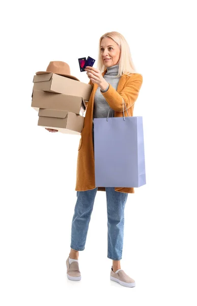 Dojrzała Kobieta Kartami Kredytowymi Zakupami Białym Tle Zakupy Online — Zdjęcie stockowe