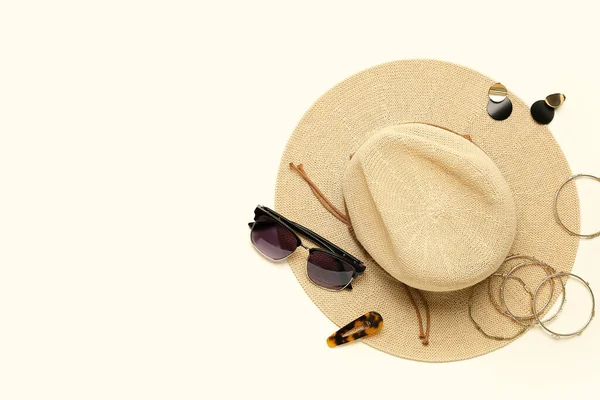 Joyas Con Estilo Con Gafas Sol Sombrero Verano Sobre Fondo — Foto de Stock