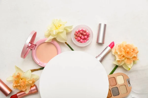 Prázdná Karta Rámečkem Různé Kosmetiky Narcisů Bílém Pozadí — Stock fotografie