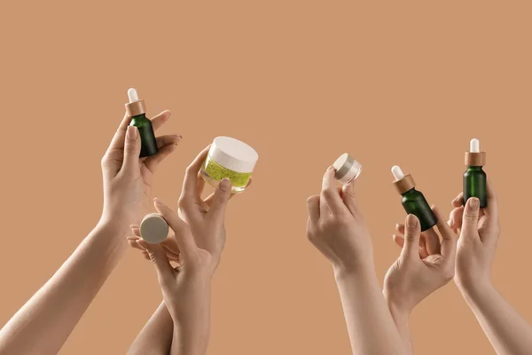 Ruce Držící Různé Kosmetické Výrobky Béžovém Pozadí — Stock fotografie