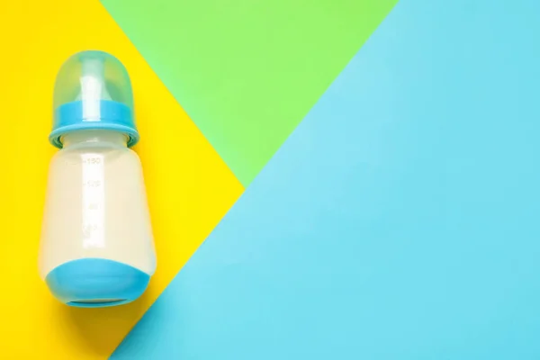 Flasche Mit Milch Für Baby Auf Farbigem Hintergrund — Stockfoto
