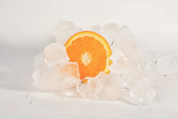 スライスされた新鮮なオレンジと白い背景のアイスキューブ — ストック写真