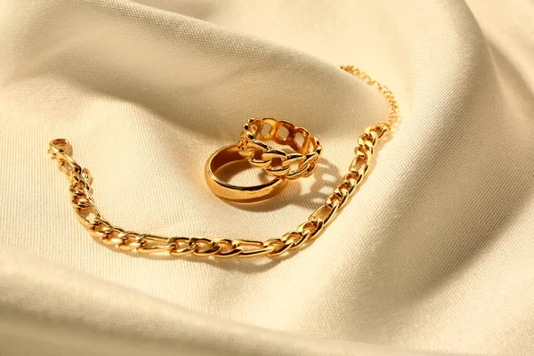 Gyönyörű Gyűrűk Lánc Karkötő Fehér Szövet Háttér — Stock Fotó
