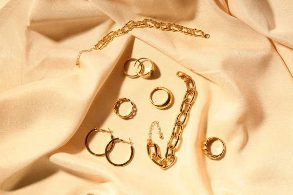 Krásné Šperky Pozadí Barevné Tkaniny — Stock fotografie