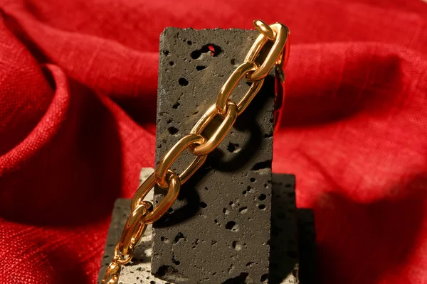 Podium Décoratif Avec Beau Bracelet Chaîne Sur Fond Tissu Rouge — Photo