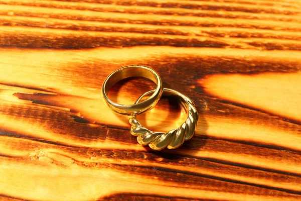 Krásné Prsteny Dřevěném Pozadí — Stock fotografie