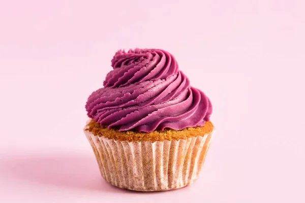 Leckere Cupcake Auf Lila Hintergrund — Stockfoto