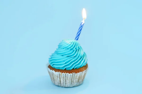 青い背景に誕生日キャンドル付きおいしいカップケーキ — ストック写真