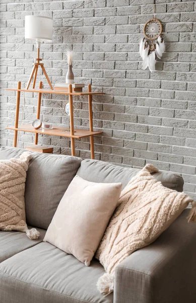 Interieur Van Moderne Kamer Met Sofa Plank Dromenvanger Bakstenen Muur — Stockfoto