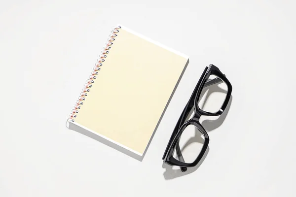 Σημειωματάριο Και Μαύρα Γυαλιά Λευκό Φόντο — Φωτογραφία Αρχείου