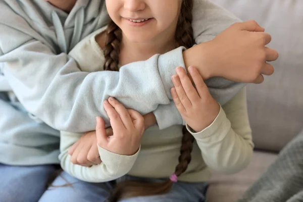 Pequeño Niño Abrazando Hermana Casa Primer Plano —  Fotos de Stock