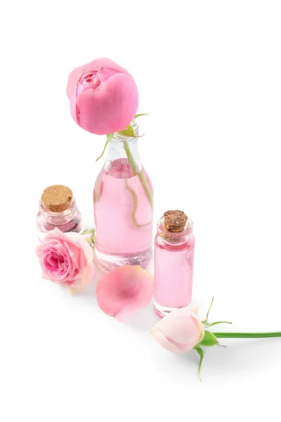 Flessen Cosmetische Olie Met Roos Extract Bloemen Witte Achtergrond — Stockfoto