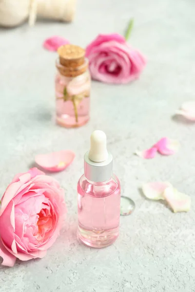 Бутылки Косметического Масла Экстрактом Розы Цветами Белом Столе — стоковое фото