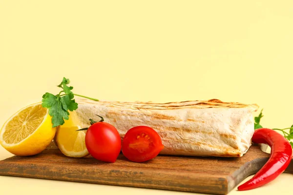 Placa Com Shawarma Saboroso Ingredientes Fundo Bege — Fotografia de Stock