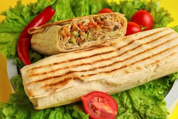 Sabroso Shawarma Con Lechuga Tomates Primer Plano —  Fotos de Stock