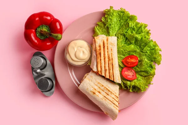 Bord Met Lekker Shawarma Sla Roze Achtergrond — Stockfoto