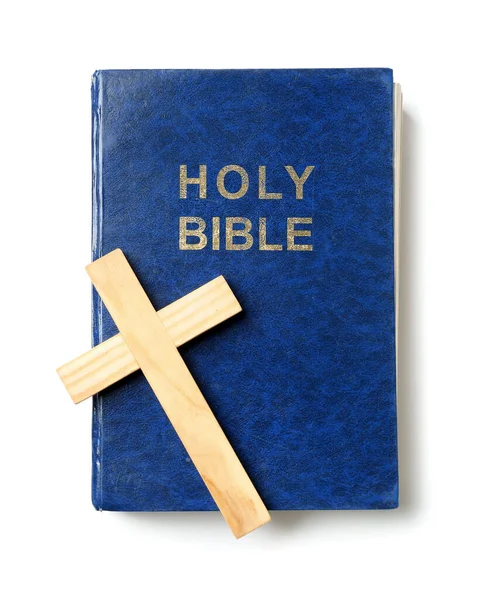 圣经和木制十字架 白色背景隔离 — 图库照片