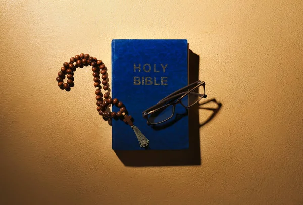 Bijbel Gebedskralen Brillen Beige Achtergrond — Stockfoto