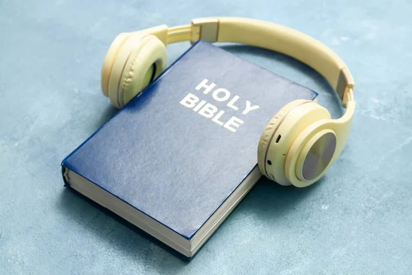 Święta Biblia Słuchawkami Niebieskim Tle — Zdjęcie stockowe