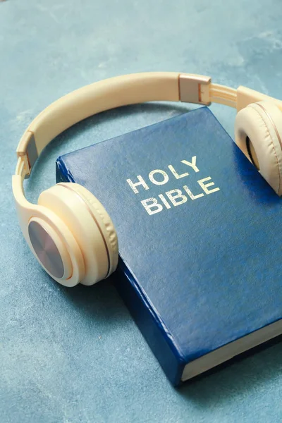 Bijbel Met Koptelefoon Blauwe Achtergrond — Stockfoto