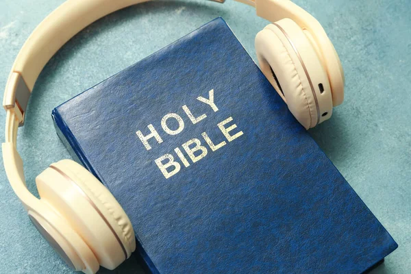 Santa Biblia Con Auriculares Sobre Fondo Azul — Foto de Stock